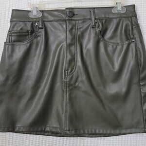 NWT TINSELTOWN Womens Faux Leather Mini Skirt Army Green SZ 11/30 Zipper Pockets